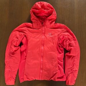 Arc'teryx Women's Atom jacket. Size small color dynasty